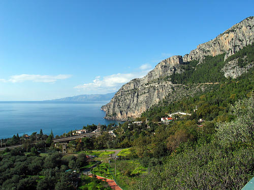 La costa ricca di vegetazione e rocce